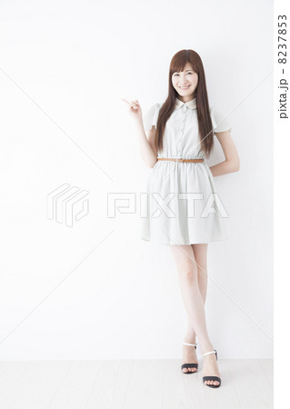 ロングヘアの女性 8237853