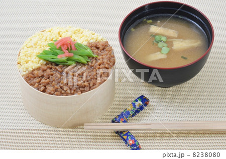 鶏そぼろ丼 8238080