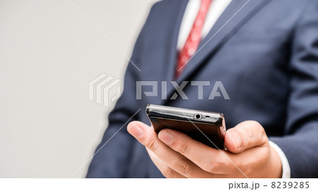スマートフォンとビジネスマン 8239285
