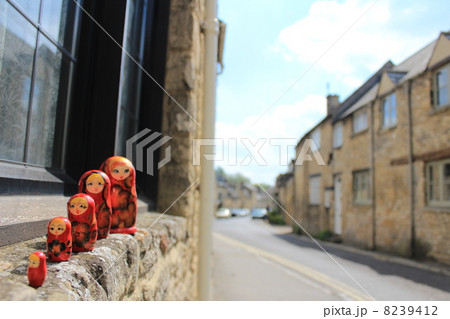 英国の田舎の町並み 8239412