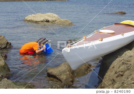 のぞきメガネで水中観察する子供と手作りシーカヤック のぞきメガネで水中観察する子供と手作りシーカヤック 8240190