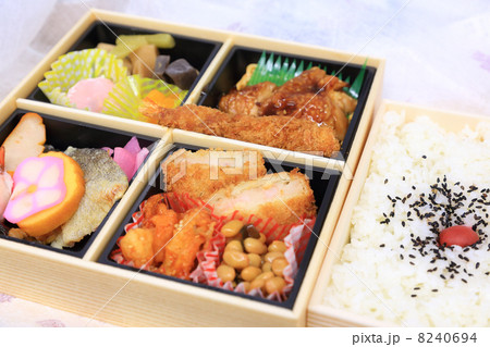 おかずがいろいろ詰まったおいしいお弁当 おかずがいろいろ詰まったおいしいお弁当 8240694