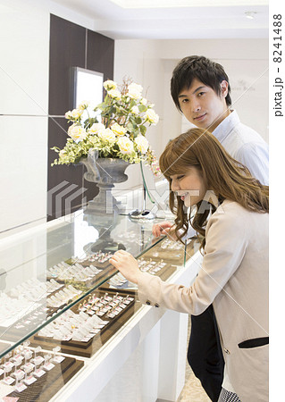 ジュエリーを買うカップル 8241488