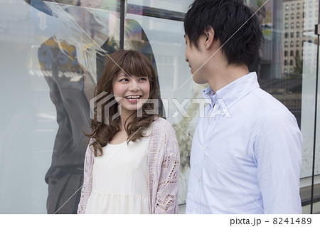 繁華街でデートするカップル 8241489
