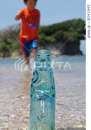 ラムネのビンと長者ヶ崎の風景  ラムネのビンと長者ヶ崎の風景  8241942