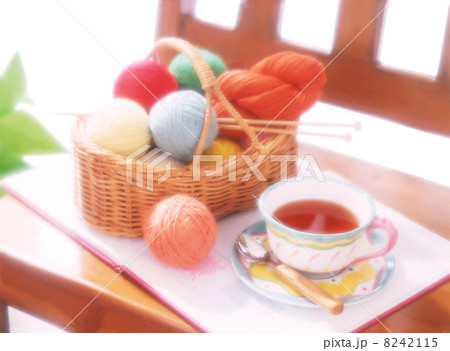 椅子の上の毛糸玉 椅子の上の毛糸玉 8242115