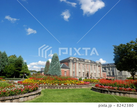 文翔館(旧県会議事堂)と庭園の風景 8242380