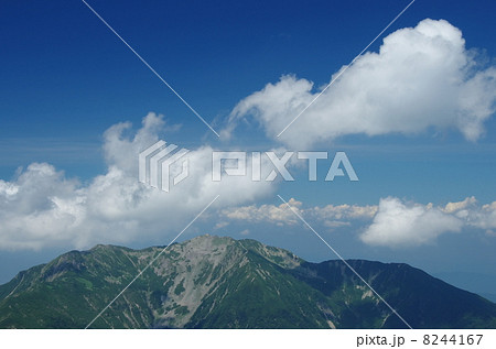 仙丈ケ岳と夏雲 8244167