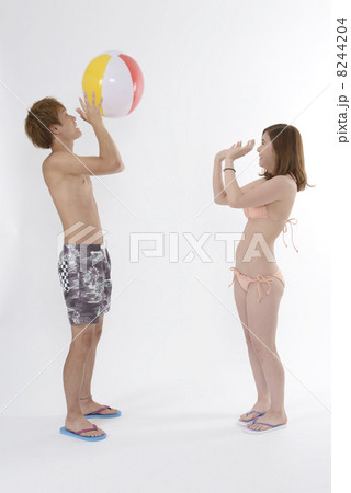 水着姿の若いカップル 水着姿の若いカップル 8244204