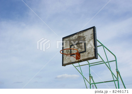 古びたバスケットゴール 8246171