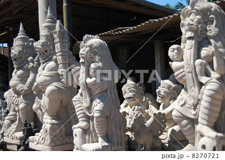 石像 石彫り 彫刻 バトゥブラン バリ島 インドネシア 神様 神々 店先 