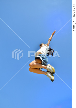 青空でジャンプする女の子 8271743