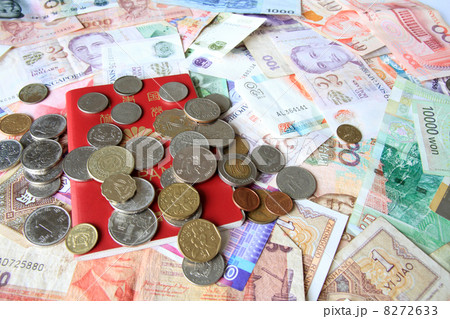 パスポートと紙幣・コイン 8272633
