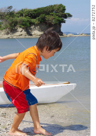 長者ヶ崎海岸で海水浴する子供と手作りシーカヤック 長者ヶ崎海岸で海水浴する子供と手作りシーカヤック 8272752