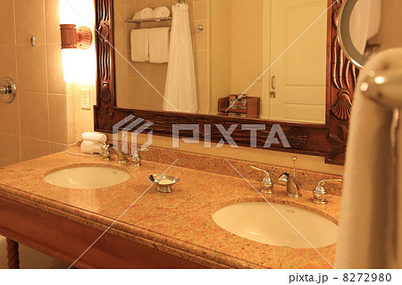 高級ホテルの洗面台の写真素材