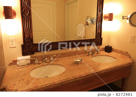 高級ホテルの洗面台の写真素材