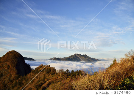 雲海の石鎚と子持権現山 8274490