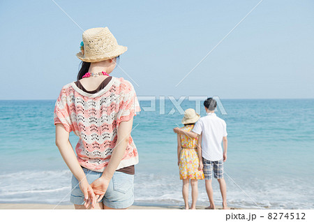 カップルの背中と女性 カップルの背中と女性 8274512