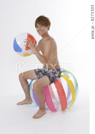 水着の若い男性 水着の若い男性 8275305