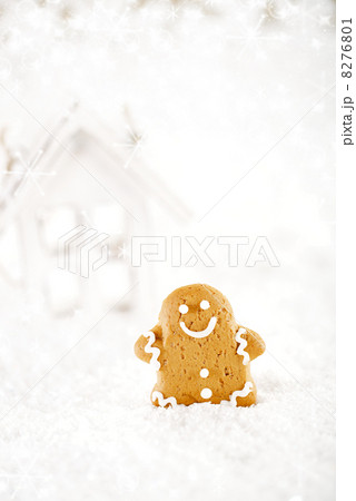 Gingerbread man and wooden house on a festive Christmas snow Gingerbread man and wooden house on a festive Christmas snow 8276801
