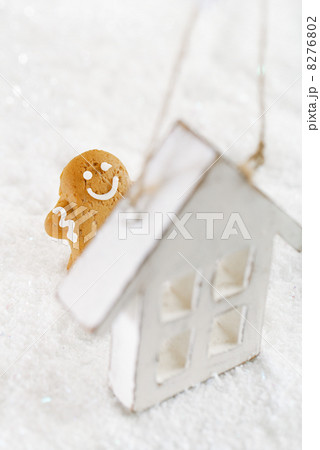 Gingerbread man and wooden house on a festive Christmas snow Gingerbread man and wooden house on a festive Christmas snow 8276802