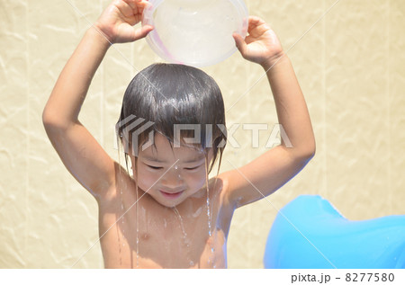 お庭でプール遊びをする子供 8277580