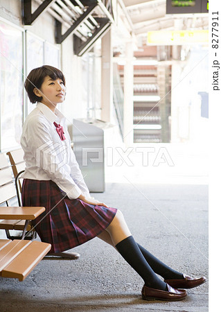 ショートヘアの女子高生 8277911