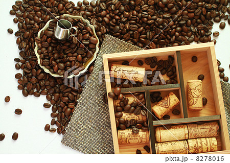 俯瞰で見たコーヒー豆とワインコルク 8278016