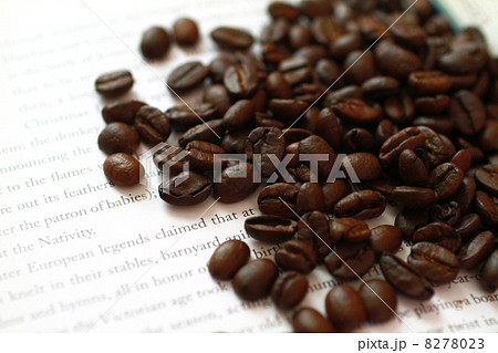 洋書の上に広がるコーヒー豆のアップ 洋書の上に広がるコーヒー豆のアップ 8278023