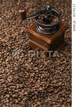 コーヒー豆の背景にコーヒーミル 8278117