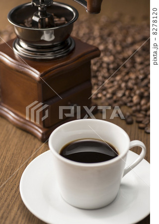 コーヒーミルとコーヒーカップ 8278120