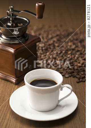 コップにはいったコーヒーとコーヒーミル 8278121