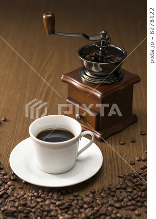 コーヒーカップとコーヒーミル 8278122