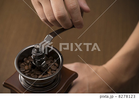 コーヒー豆を挽く男性の手のアップ 8278123