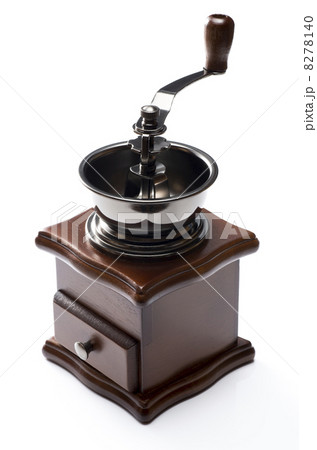 白背景にコーヒーミルのアップ 8278140