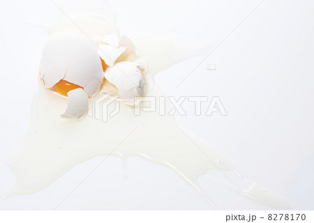 落ちて割れた生卵 8278170