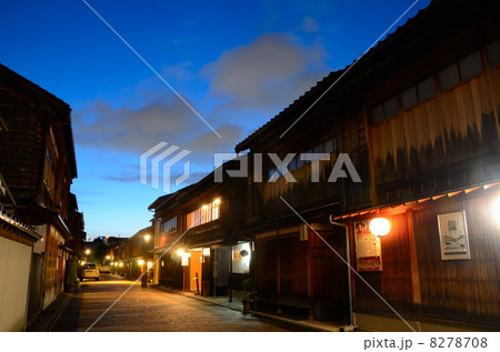 金沢市・ひがし茶屋街・夏の夜景【横】 8278708