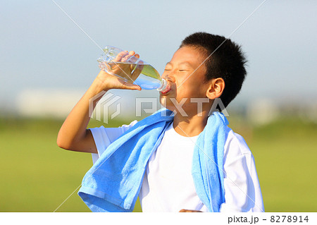 サッカー少年 8278914