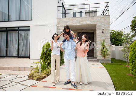 家の前で記念写真を撮る家族 8278915