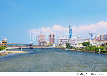 福岡タワーと室見川 8279277