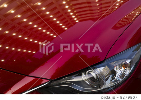 明かりが写るボンネット 8279807