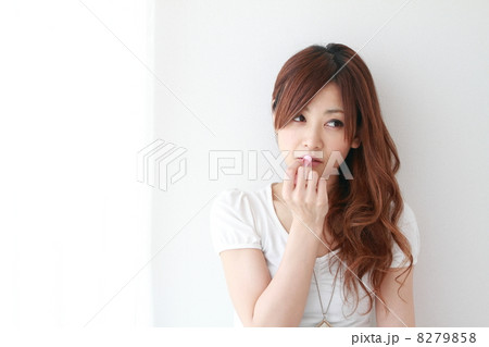リップを塗る美女 8279858