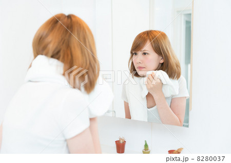 鏡を見る女性 鏡を見る女性 8280037