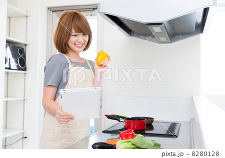 タブレットを見ながら料理をする女性 タブレットを見ながら料理をする女性 8280128