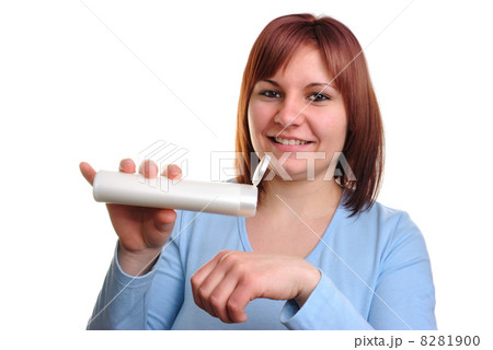 a young woman is using hand creme 8281900