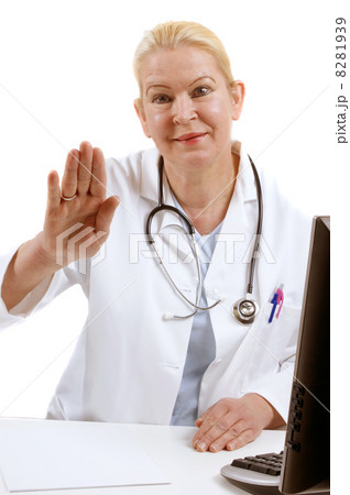 medical assistant raises her hand to say good bye 8281939