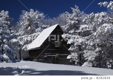 Mountain house in snow Mountain house in snow 8282830