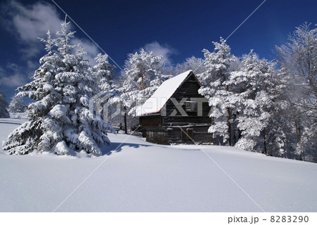 Mountain house in snow Mountain house in snow 8283290