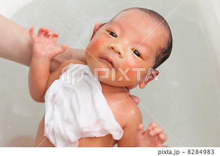 生後3週間のカメラ目線の赤ちゃんの沐浴シーン 生後3週間のカメラ目線の赤ちゃんの沐浴シーン 8284983