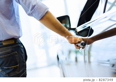 Man opening car 8287349